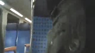 Filmato sesso in pubblico sul treno