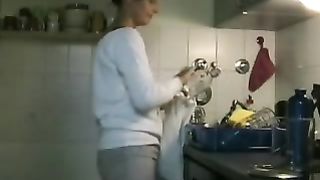 Anteprima del video: Bella donna nuda sesso amatoriale in cucina