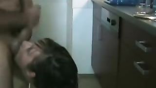 Bella donna nuda sesso amatoriale in cucina