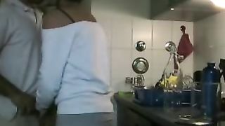 Bella donna nuda sesso amatoriale in cucina