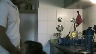 Bella donna nuda sesso amatoriale in cucina