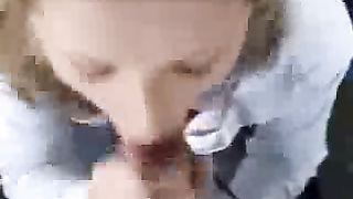 Fidanzata bionda pompinara sborrata in bocca