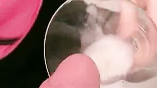 Troia perversa beve sborra dal bicchiere