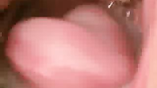 Troia perversa beve sborra dal bicchiere