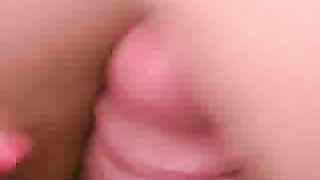 Troia perversa beve sborra dal bicchiere