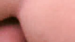 Troia perversa beve sborra dal bicchiere