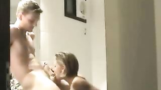 Pompino amatoriale e sborrata sul fondoschiena