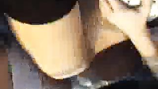 Bellezza bionda esibizionista chiava all’aperto