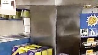 Video porno - figa vergine penetrata da uomo maturo