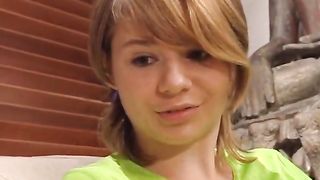 Video porno - scolaretta eccitata