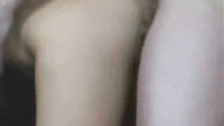 Si masturba guardando un pornazzo