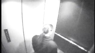 Anteprima del video: Fellatio amatoriale in ascensore