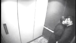 Fellatio amatoriale in ascensore