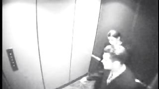 Fellatio amatoriale in ascensore