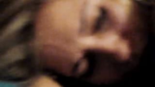 Coppia latina scopa in casa