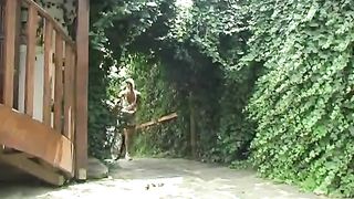 Cazzo duro nel culo di bella ventenne