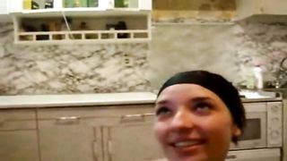 Giovane moglie russa scopata sul tavolo da cucina