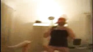 Moglie succhia cazzo al marito mentre è scopata da un toro nero