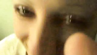 Pompino con ingoio nella toilette di un treno