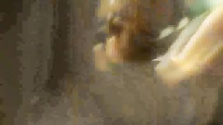 Pompino con ingoio nella toilette di un treno