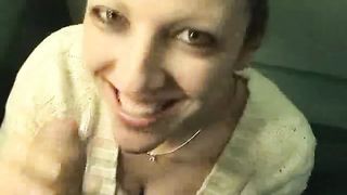 Anteprima del video: Pompino con ingoio nella toilette di un treno