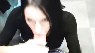 Pompino nel camerino di una boutique