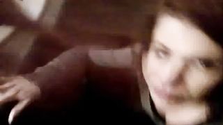 Succhia cazzo in un bagno pubblico