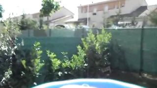 Moglie amatoriale succhia in giardino