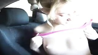 Anteprima del video: Bionda si sgrilletta la figa in auto