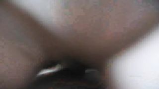 Lui le sborra in mezzo alle chiappe