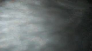 Lui le sborra in mezzo alle chiappe