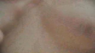 Lui le sborra in mezzo alle chiappe