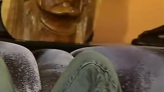 18enne chiava davanti alla cugina minorenne