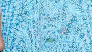 Alla futura mamma in bikini piace masturbarsi