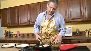 Scopata e sborrata da mandingo di fronte al marito