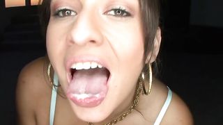 Bella bruna succhia e mangia