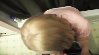 Bionda suca in primo piano