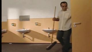 Orgia nel bagno della scuola