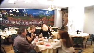 Pompino e inculata in un bagno pubblico