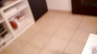 Gli piace sborrare sulle tettone della sua ragazza