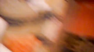 Gli piace sborrare sulle tettone della sua ragazza