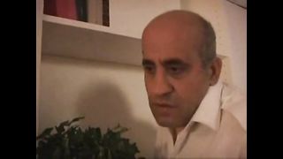 Papà italiano scopa figlia addormentata