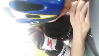 Pompino con sborrata all'aperto