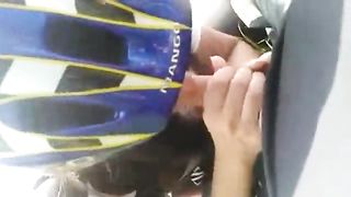 Pompino con sborrata all'aperto