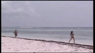 Coppia italiana scopa su una spiaggia esotica