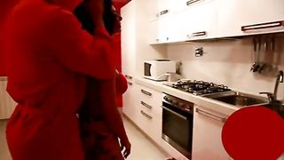 Casalinga italiana scopata in cucina