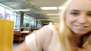 Universitaria squirta in biblioteca