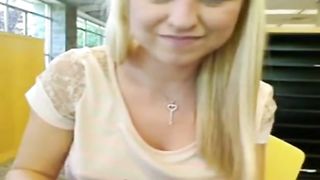 Universitaria squirta in biblioteca