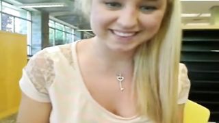 Universitaria squirta in biblioteca