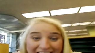 Universitaria squirta in biblioteca